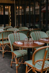 Comment choisir la bonne table pour la terrasse de son restaurant