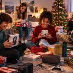 Idées cadeaux noël ado : les meilleures inspirations pour faire plaisir à tous les profils